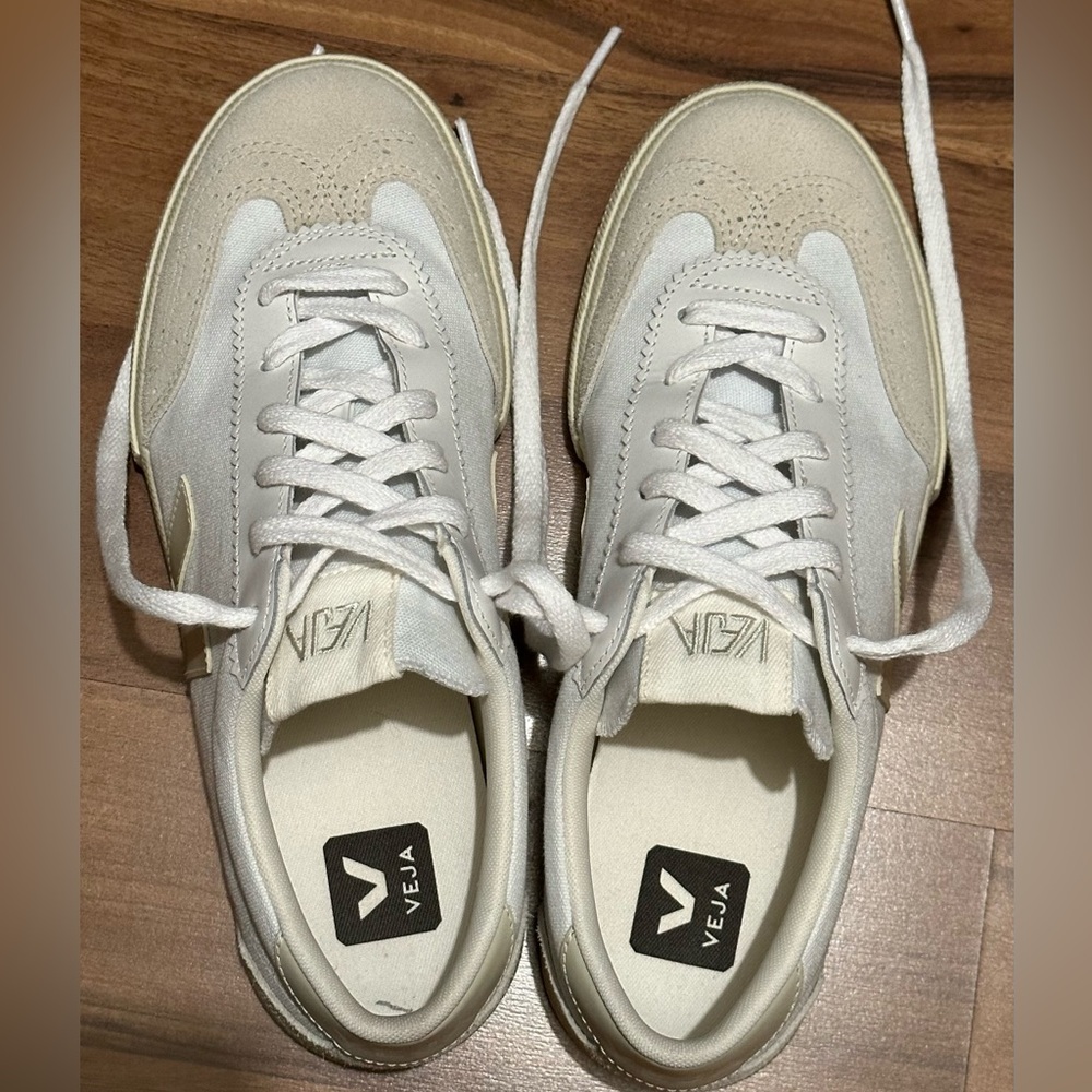 Veja Volley - White and Cream